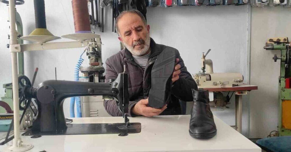Erdoğan Kaya, 35 yıldır ayakkabıcılık mesleğini icra ediyor. Ancak çırak