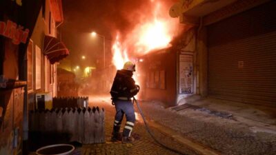 Edirne'de çıkan yangında 3 iş yeri tamamen yanarken, çakmakçı dükkânında