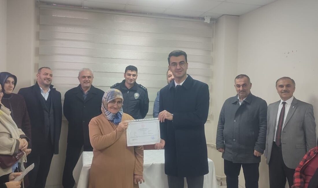 Rize'nin Kalkandere ilçesinde Halk Eğitimi Merkezi tarafından açılan okuma yazma