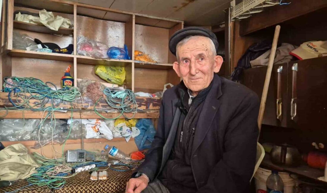 Tekirdağ'ın Süleymanpaşa ilçesinde balıkçılık yapan Ali Hiçsolmaz, 81 yaşında olmasına