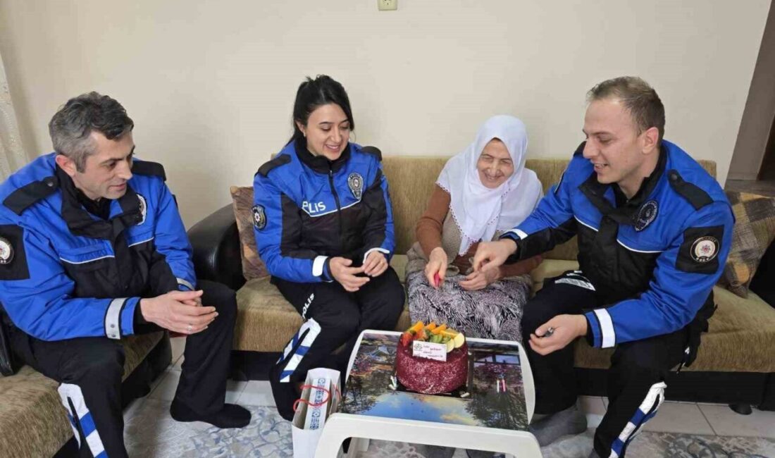 Kırıkkale'de polis ekipleri, 81 yaşındaki Döndü Kılıç'a sürpriz doğum günü