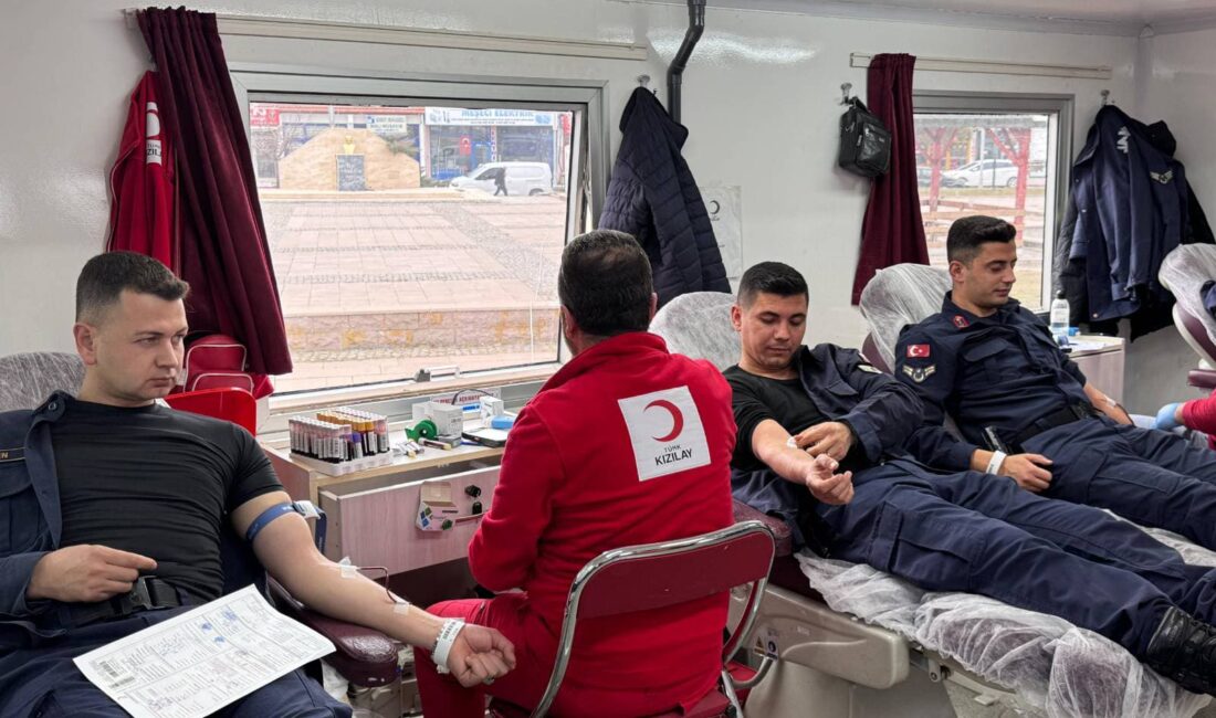 Jandarma Komutanlığı personeli, “Birbirimize Candan Bağlıyız” sloganıyla düzenlenen kan bağışı