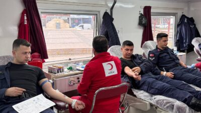 Jandarma Komutanlığı personeli, “Birbirimize Candan Bağlıyız” sloganıyla düzenlenen kan bağışı