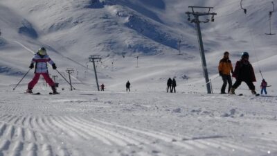 Gevaş ilçesindeki Abalı Kayak Merkezi, kar seviyesinin yetersiz olması nedeniyle