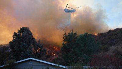 ABD'nin California eyaletindeki orman yangınları devam ederken, mahkumlar yangın söndürme