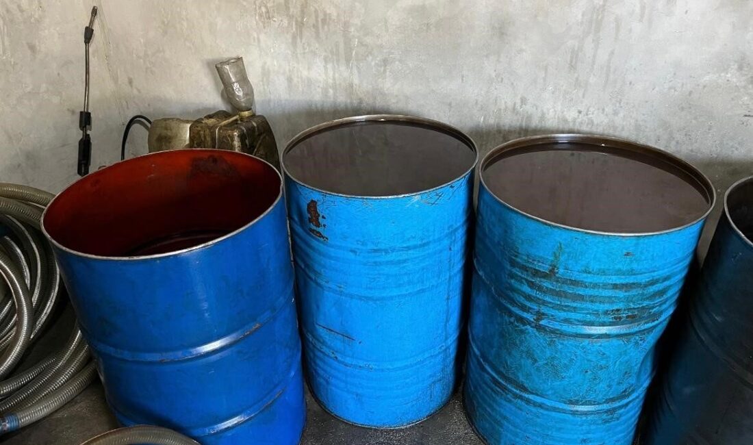 Adana'da Sarıhamzalı Mahallesi'ndeki depoda yapılan operasyonda 550 litre kaçak akaryakıt
