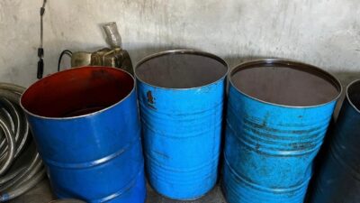 Adana'da Sarıhamzalı Mahallesi'ndeki depoda yapılan operasyonda 550 litre kaçak akaryakıt