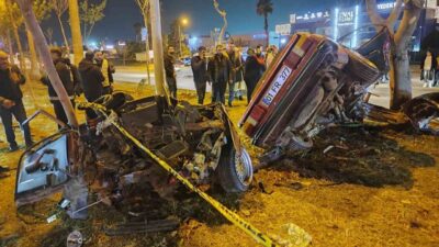 Adana'da meydana gelen trafik kazasında otomobil ağaçlara çarparak ikiye bölündü.