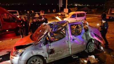 Adana'da yaşanan kazada, ters yöne giren araçlar çarpıştı; Citroen marka