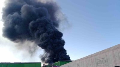 Adana'da Sarıhamzalı Mahallesi'nde bir geri dönüşüm fabrikasında çıkan yangına Adana