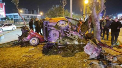 Adana'da meydana gelen trafik kazasında, otomobil ağaçlara çarparak ikiye bölündü.