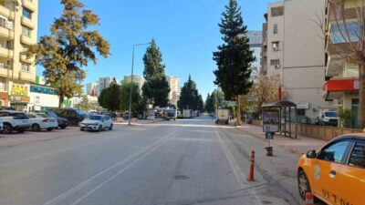 Adana’da yeni yılın ilk günü sokak ve caddeleri boş kaldı.