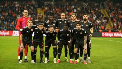 Adanaspor, Bolu Kartalkaya'da yaşanan faciadan dolayı siyah formayla maça çıktı.