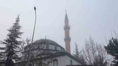 Afyonkarahisar'da sisli hava nedeniyle görüş mesafesi 20 metreye kadar düştü.