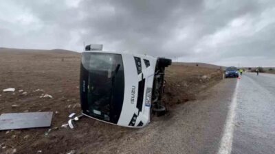 Afyonkarahisar'da tur otobüsünün devrilmesi sonucu 3 Çinli turist hafif yaralandı.