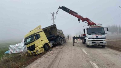 Afyonkarahisar’da tarım gübresi yüklü tırın şarampole devrilmesi sonucu sürücü B.Y.