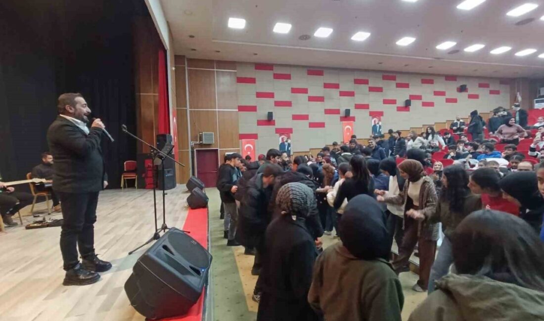 Ağrı'da proje okullarındaki 12. sınıf öğrencilerine moral konseri düzenlendi. Konserde