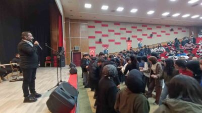 Ağrı'da proje okullarındaki 12. sınıf öğrencilerine moral konseri düzenlendi. Konserde