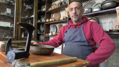 Kırşehir'de kalaycılık mesleğinin son ustası Hakkı Demirkalp, çırak bulamadığını belirterek