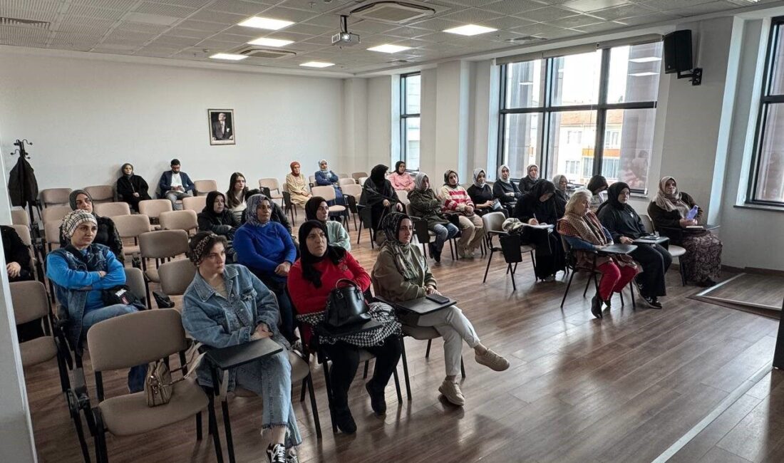 Aile danışmanından ebeveynlere tavsiye: “Çocuklarınız sizi dikkatli bir şekilde gözlemler” Sakarya Büyükşehir Belediyesi SGM'lerde