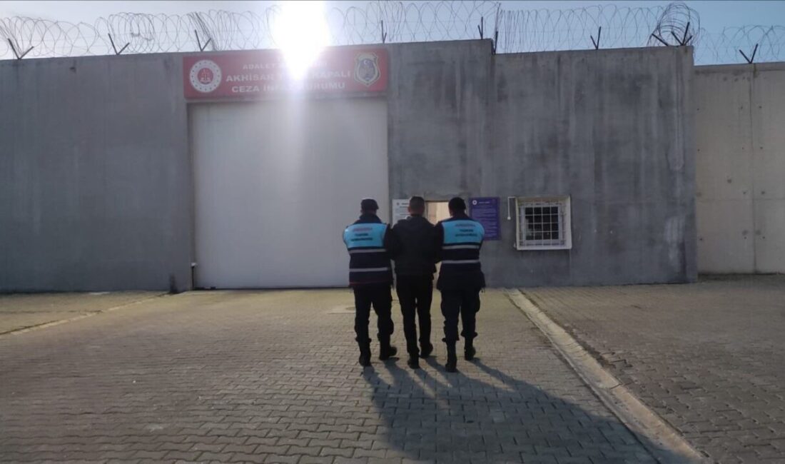 Akhisar’da 32 yıl hapis cezası bulunan firari yakalandı Manisa'nın Akhisar ilçesinde 32