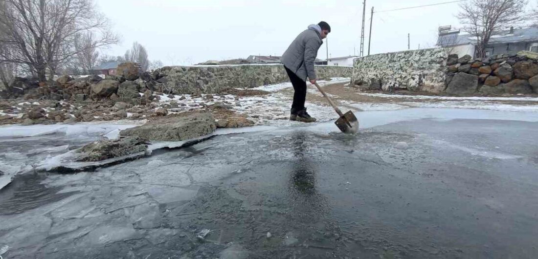 Kars'ın Akyaka ilçesindeki şiddetli soğuklar, dereleri dondurarak çiftçilerin hayvanları için