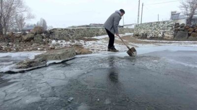 Kars'ın Akyaka ilçesindeki şiddetli soğuklar, dereleri dondurarak çiftçilerin hayvanları için