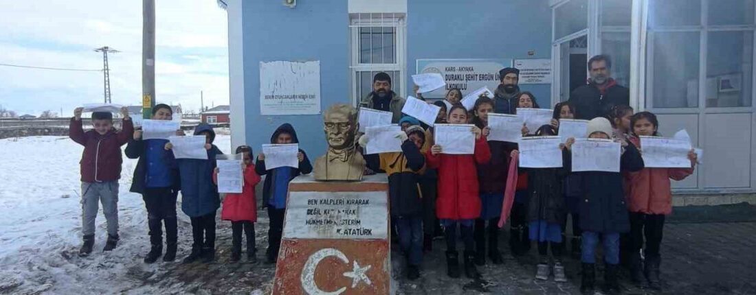 Duraklı köyündeki Şehit Ergün Ünlü İlkokulu öğrencileri, karnelerini alarak yarıyıl