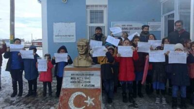 Duraklı köyündeki Şehit Ergün Ünlü İlkokulu öğrencileri, karnelerini alarak yarıyıl