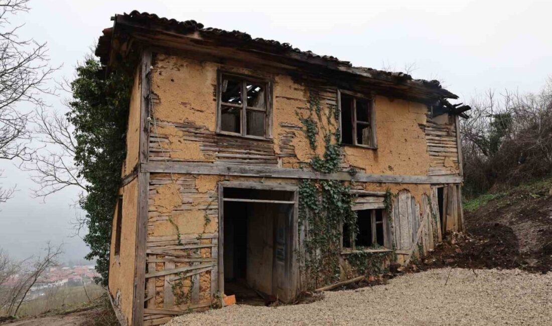 Akyazı Çengeller Mahallesi'ndeki tarihi cami, Sakarya Valisi Rahmi Doğan ve