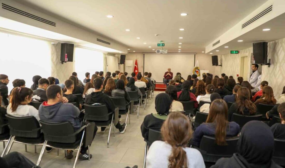 Alanya Belediyesi Eğitim ve Kariyer Günleri başladı Faruk Konukçu, Alanya'da gençlerle