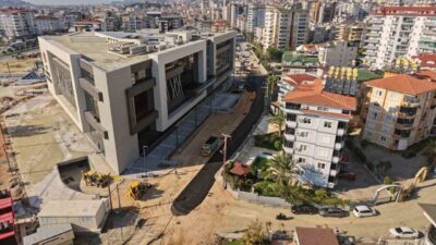 Alanya Belediyesi yeni hizmet binasının son rötuşları yapılırken, Başkan Osman