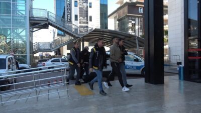 Alanya'da alacak verecek meselesinden çıkan kavgada kıraathane sahibi bıçaklanarak öldürüldü.