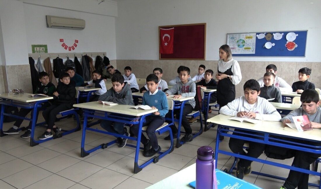 Alanya Nebahat Şifa Anadolu İmam Hatip Lisesi'nde Türkçe öğretmeni Fatma