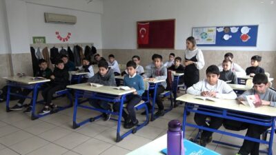 Alanya Nebahat Şifa Anadolu İmam Hatip Lisesi'nde Türkçe öğretmeni Fatma