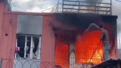 Adana'nın Sarıçam ilçesindeki bir ev yangını itfaiye ekipleri tarafından kontrol