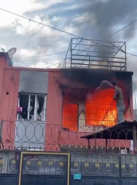 Adana'nın Sarıçam ilçesindeki bir ev yangını itfaiye ekipleri tarafından kontrol