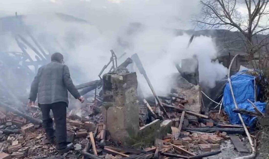 Kastamonu'nun Cide ilçesinde, Çakırlı köyündeki tek katlı evde çıkan yangın,