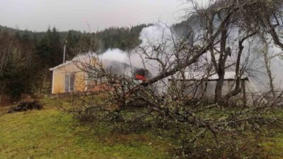 Devrekani ilçesinde Satı Mehmet Şen'e ait prefabrik evde çıkan yangın,