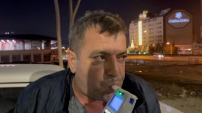 Bursa'da alkollü sürücü Ferdi K., polis denetiminden kaçmaya çalışırken yakalandı.