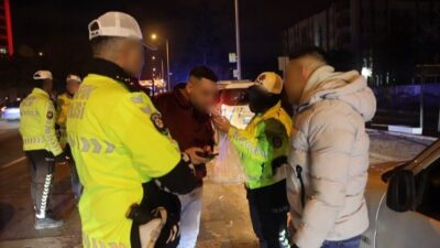 Konya’da yılbaşı nedeniyle gece boyunca yapılan denetimler sırasında polis kontrol