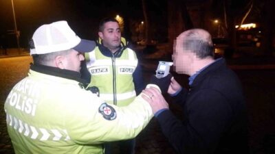 Edirne’de denetim noktasında durdurulan alkollü sürücü, “Nefesimi toplayacağım”, “Kalbimi ölçün”