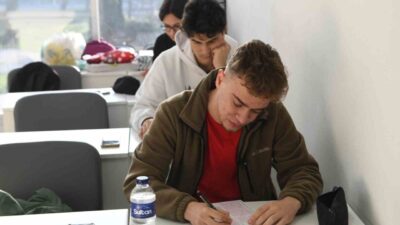 Altıeylül Belediyesi, gençlerin geleceğine yatırım yaparak Temel Yeterlilik Sınavı gibi