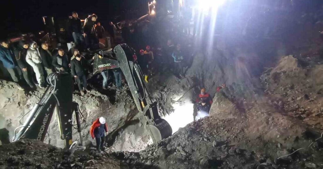 Amasya Valisi Önder Bakan, köyde su kuyusu açma çalışması sırasında meydana gelen göçükte toprak altında kalan 2 kişinin cansız bedenlerine ulaştıklarını açıkladı. Amasya Valisi Önder Bakan,