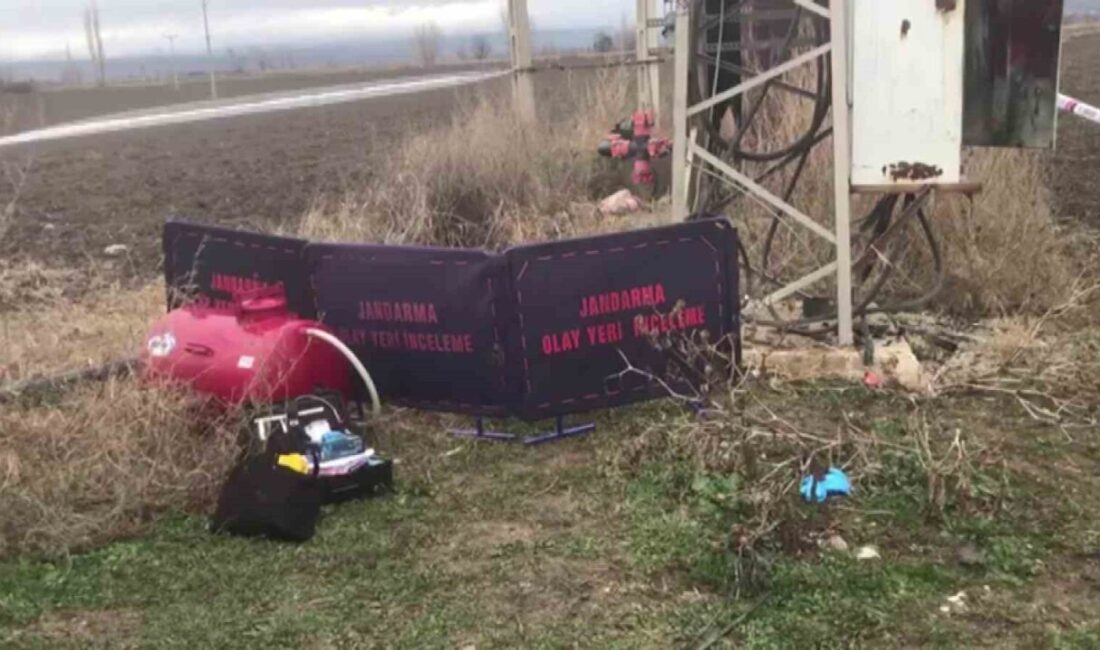 Amasya’da elektrik trafosunun önünde bir kişi ölü bulundu Amasya'nın Suluova ilçesinde bulunan