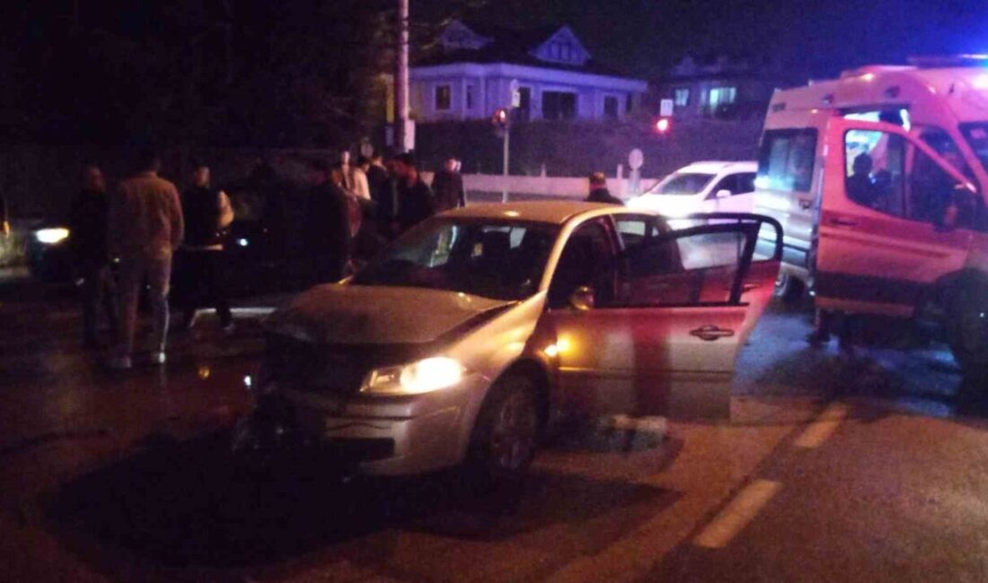Ambulansa yol vermek isteyen 2 otomobil çarpıştı: 4 yaralı İnegöl'de ambulansa yol vermek
