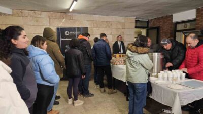 Anadolu Üniversitesi, gece saatlerinde Merkez Kütüphane önünde öğrencilere sıcak çorba,