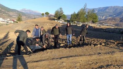 Mersin'in Anamur ilçesinde bulunan Karalarbahşiş Mahallesi Mezarlığı'na 800 fidan dikildi.