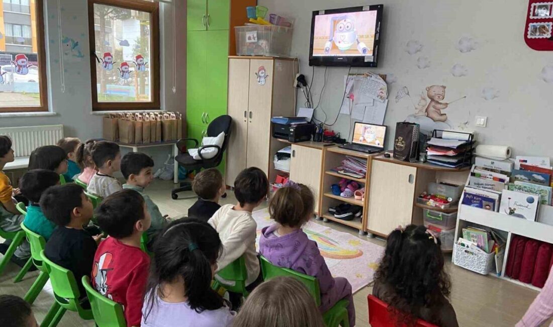 Akçakoca İlçe Sağlık Müdürlüğü tarafından Birsen Güçlü Anaokulu'nda çocuklara ağız