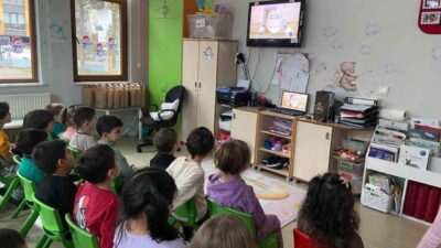 Akçakoca İlçe Sağlık Müdürlüğü tarafından Birsen Güçlü Anaokulu'nda çocuklara ağız